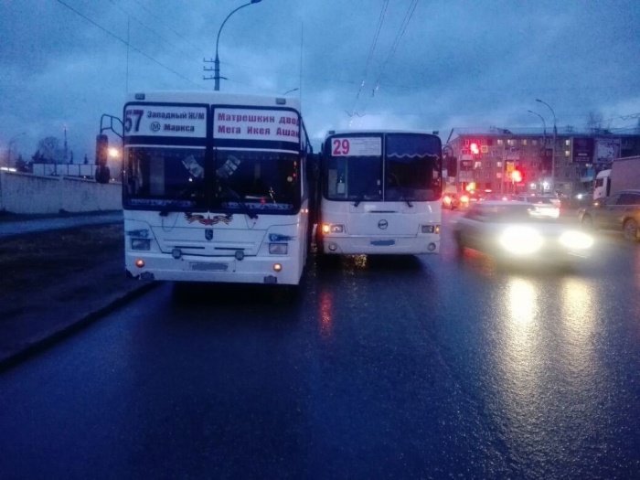 ДТП произошло у остановки Немировича-Данченко ДТП произошло у остановки Немировича-Данченко