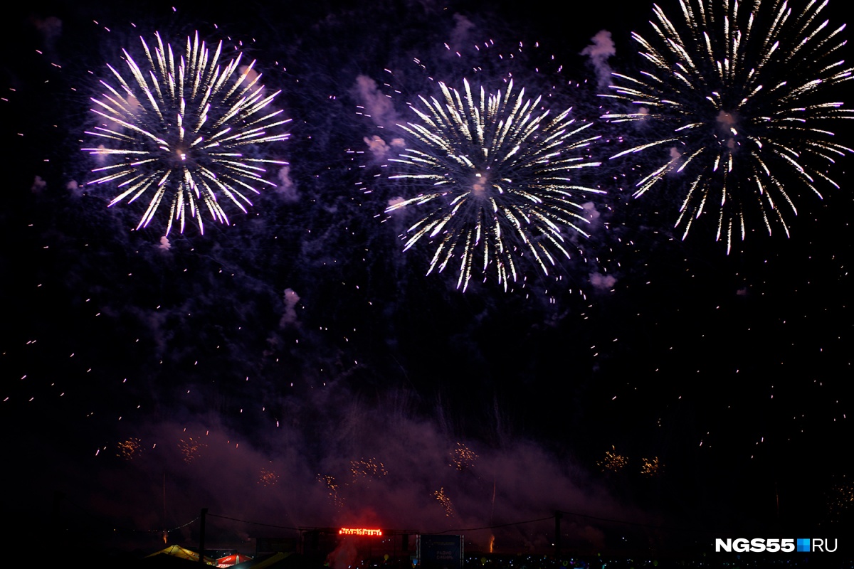 Можно ли в 2024 году взрывать фейерверки. Петарды. Можно ли в 2024 году взрывать фейерверки. Этапы взрыва фейерверка. Безопасный новый год пиротехника.