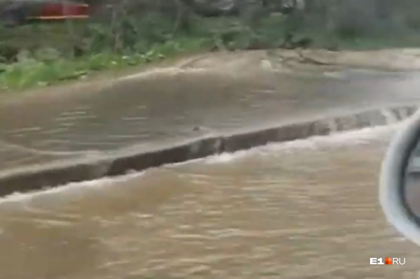 На место уже выехали рабочие Водоканала На место уже выехали рабочие Водоканала