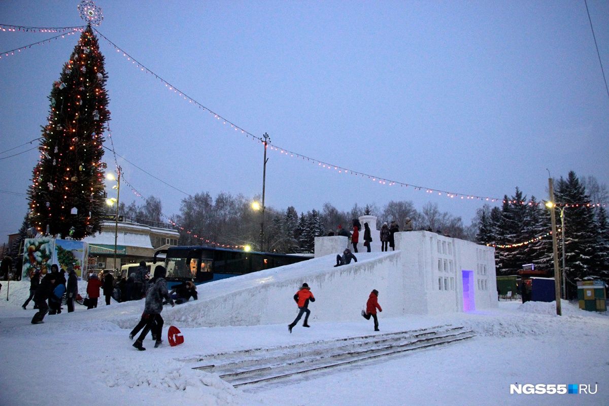 Горки омск. Советский парк Омск горки. Советский парк Омск горки 2020. Советский парк горки Омск 2021. Снежный городок Омск.