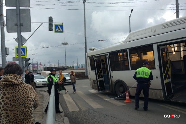 На место ДТП приехали полиция и скорая На место ДТП приехали полиция и скорая
