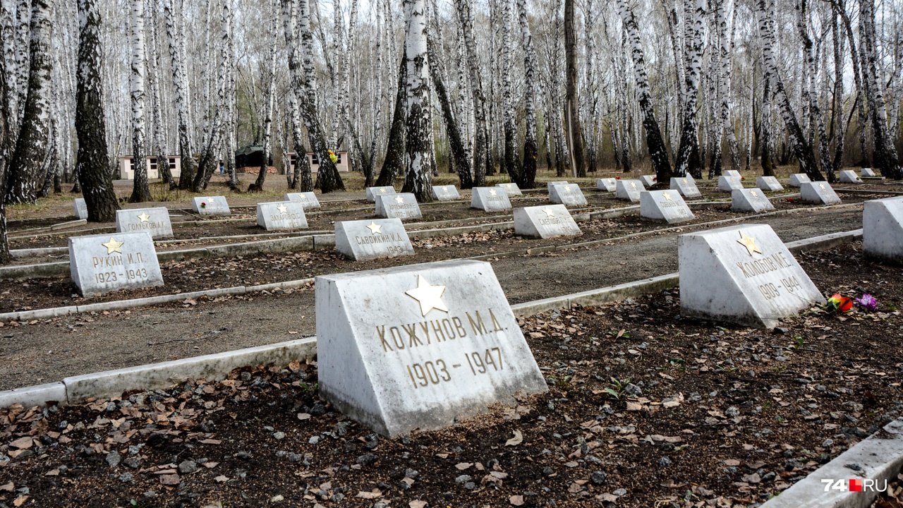 Рядом расположено кладбище, где хоронили умерших в госпиталях воинов Рядом расположено кладбище, где хоронили умерших в госпиталях воинов