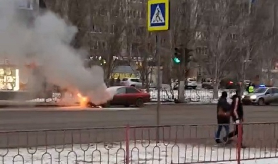 В Волгограде на автобусной остановке загорелась Audi