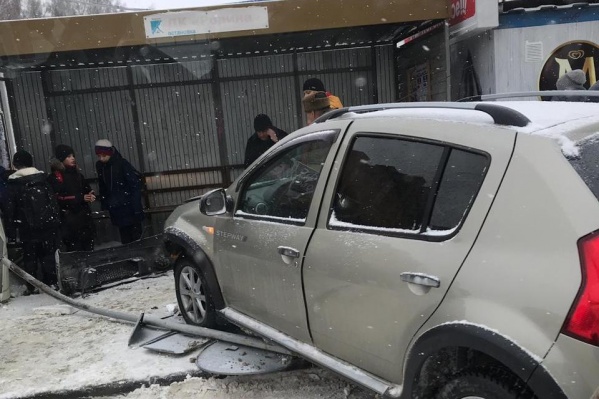 Помимо обшивки павильона машина снесла и дорожный знак Помимо обшивки павильона машина снесла и дорожный знак