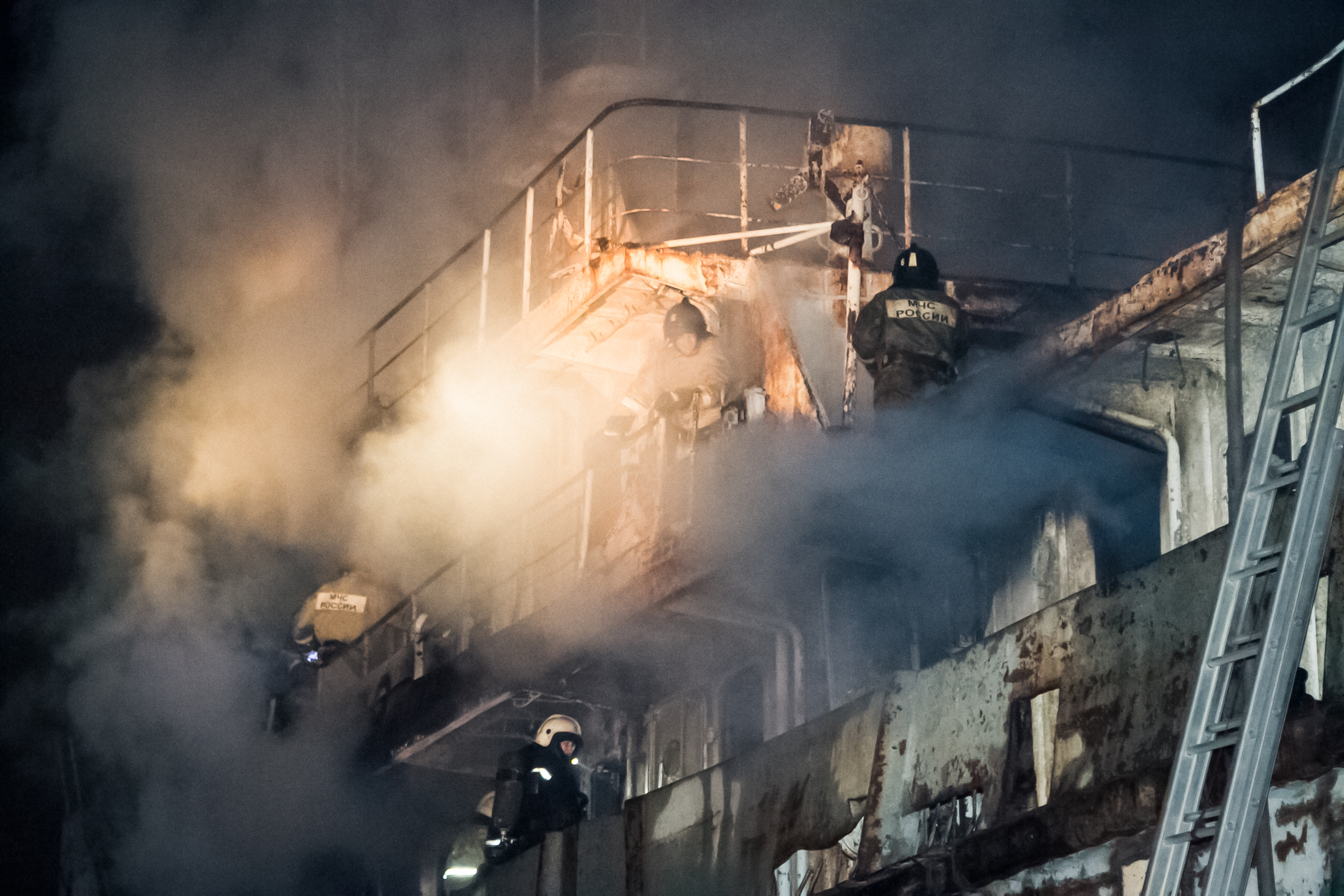 Горящие омск. Пожар на буксире от 1506. Ом Иртыш судно сгорело. Горят огни за Иртышом. Толкач как горят огни.