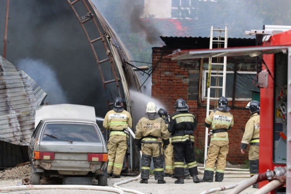 На место сразу выехали пожарные На место сразу выехали пожарные