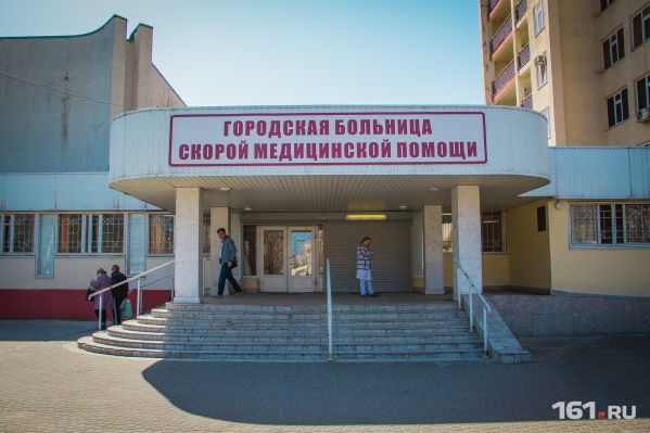 Выпавшую из окна трехлетнюю малышку отвезли в БСМП-2 Выпавшую из окна трехлетнюю малышку отвезли в БСМП-2 