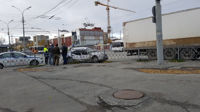 Удар пришёлся в правую сторону легковушки Удар пришёлся в правую сторону легковушки