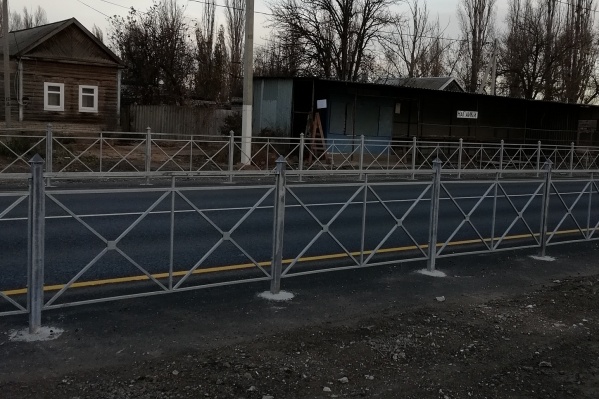 На проезжей части нарисовали желтую линию, запрещающую парковку На проезжей части нарисовали желтую линию, запрещающую парковку 