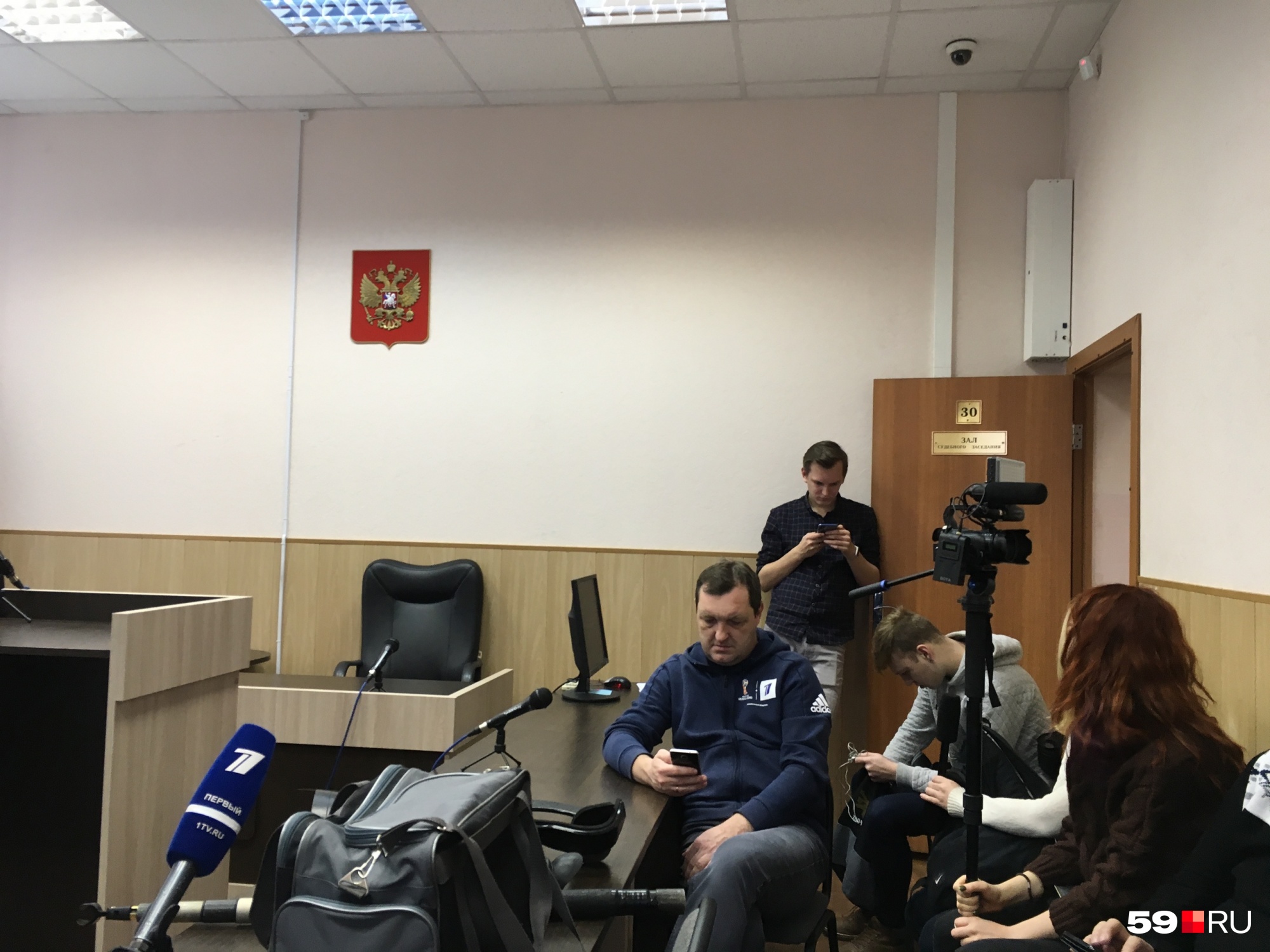 В зале суда собралось много журналистов В зале суда собралось много журналистов