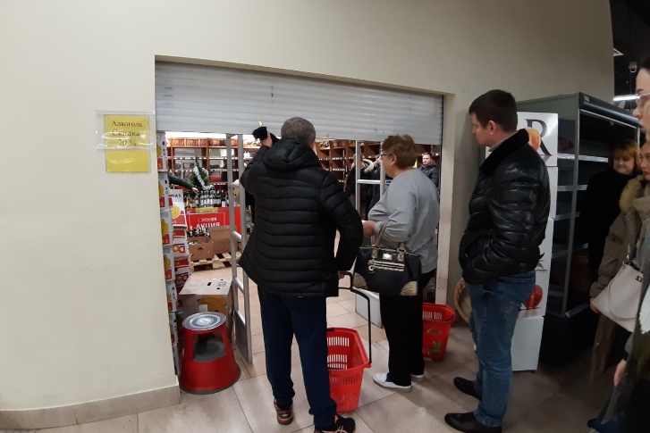 Вход в винный отдел открывают, чтобы пропустить следующего покупателя Вход в винный отдел открывают, чтобы пропустить следующего покупателя