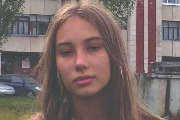 Арина — девочка из творческой семьи, ее отец — музыкант и автор собственных песен Харт Исхаков Арина — девочка из творческой семьи, ее отец — музыкант и автор собственных песен Харт Исхаков
