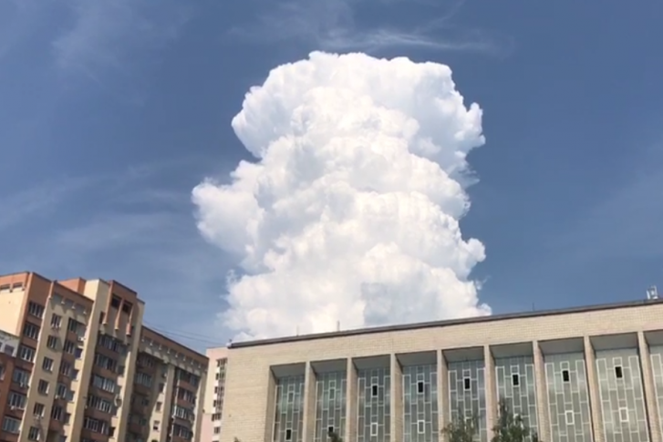 Кучево-дождевое облако над ГПНТБ днём 19 июня Кучево-дождевое облако над ГПНТБ днём 19 июня