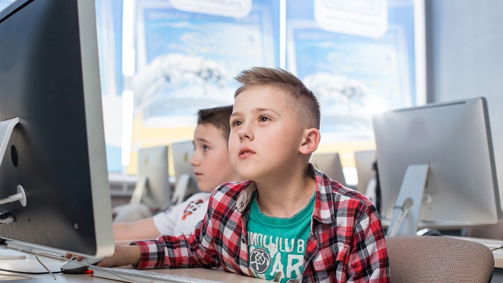 Без зубрежки и нудных уроков: в Кемерово открыли IT-курсы для школьников