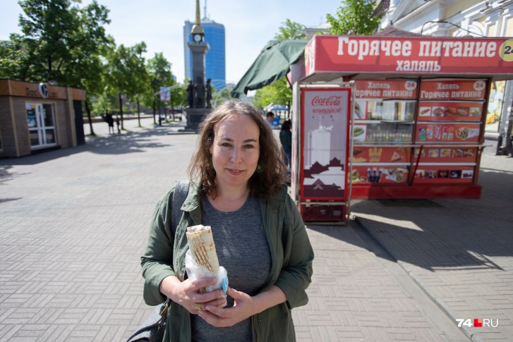 Мариса впервые приехала в Челябинск и смело согласилась затестить еду, которую продают в местных киосках
