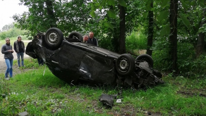 Машина улетела с дороги и перевернулась: на Пятёрке в Ярославле произошло серьёзное ДТП