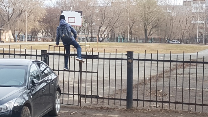 «Заварили калитку»: в Перми дети перелезают через забор, чтобы попасть в школу