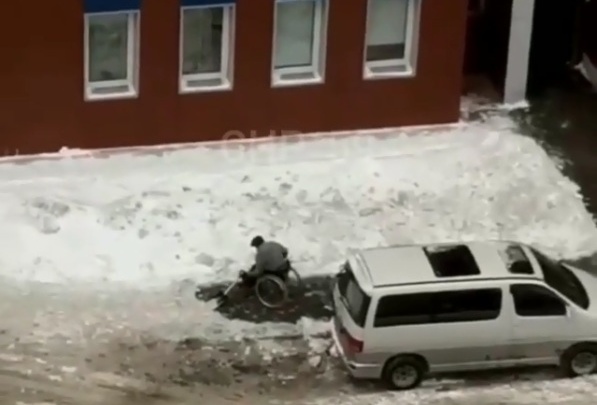 «Он чистит, а ты смотришь»: пермяки обсуждают ролик, где инвалид-колясочник чистит тротуар от снега