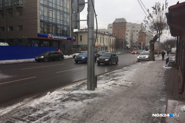 Чрезвычайно скользкий тротуар не был подсыпан песком Чрезвычайно скользкий тротуар не был подсыпан песком