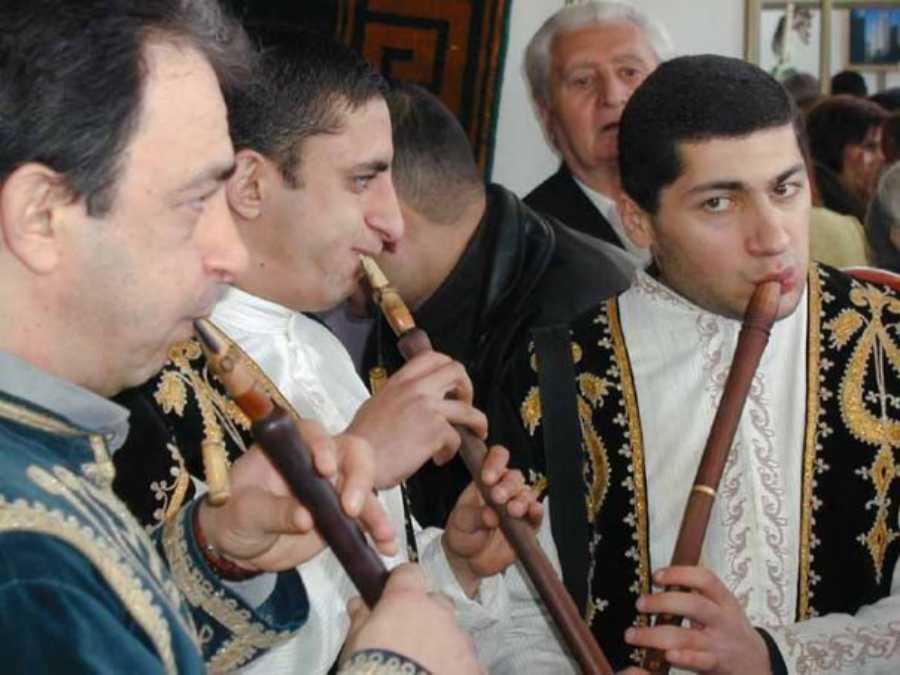 Мужчины играют на армянском народном инструменте дудук