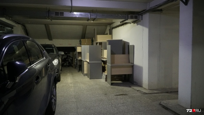В склад превратили не только подъезд, но и подземный паркинг дома