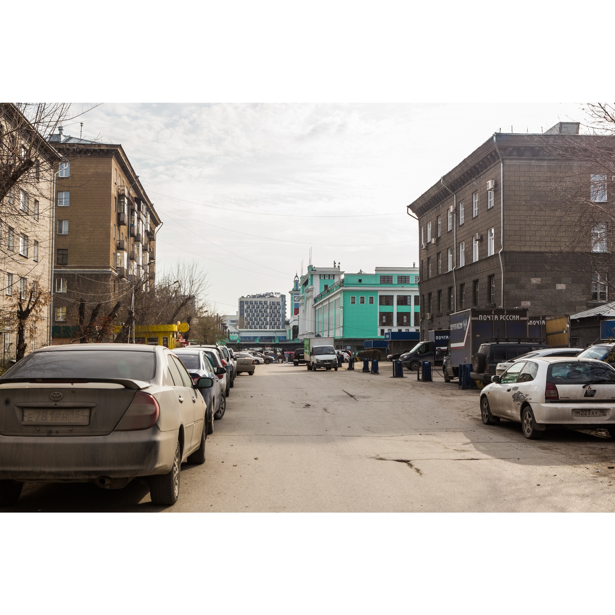 Посреди улицы Шамшурина устроили платную парковку Посреди улицы Шамшурина устроили платную парковку