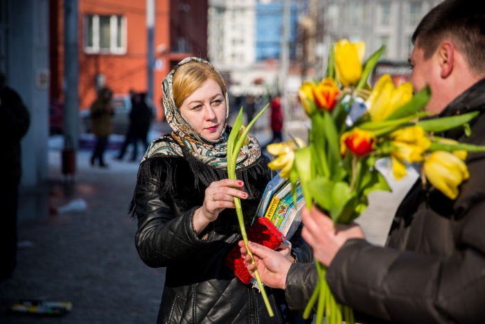 8 Марта редакция НГС решила раздать тюльпаны и подарки горожанкам, гуляющим по центру Новосибирска 8 Марта редакция НГС решила раздать тюльпаны и подарки горожанкам, гуляющим по центру Новосибирска