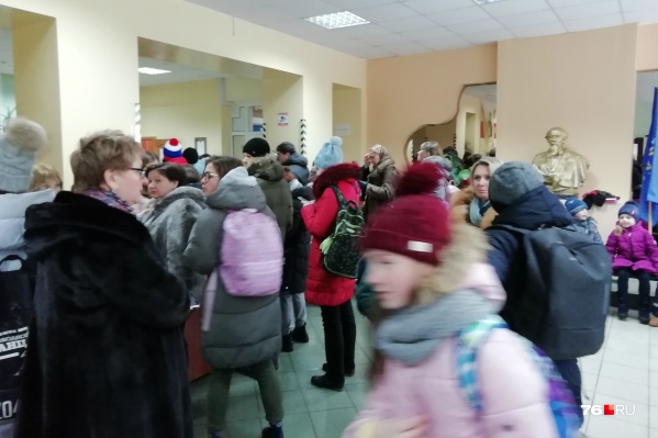 Многие дети ушли домой, другим разрешили погреться в здание школы Многие дети ушли домой, другим разрешили погреться в здание школы