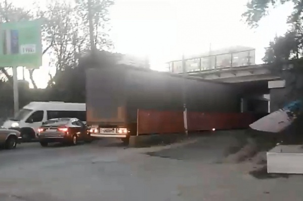 За полчаса образовалась километровая пробка За полчаса образовалась километровая пробка