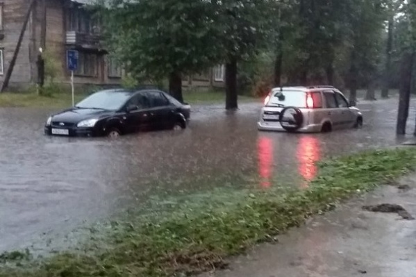 Лужа, в которой автомобилисты потеряли госномера, разлилась на Российской, 21 Лужа, в которой автомобилисты потеряли госномера, разлилась на Российской, 21