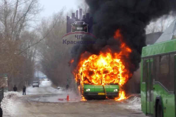 Автобус загорелся на ЛДК Автобус загорелся на ЛДК