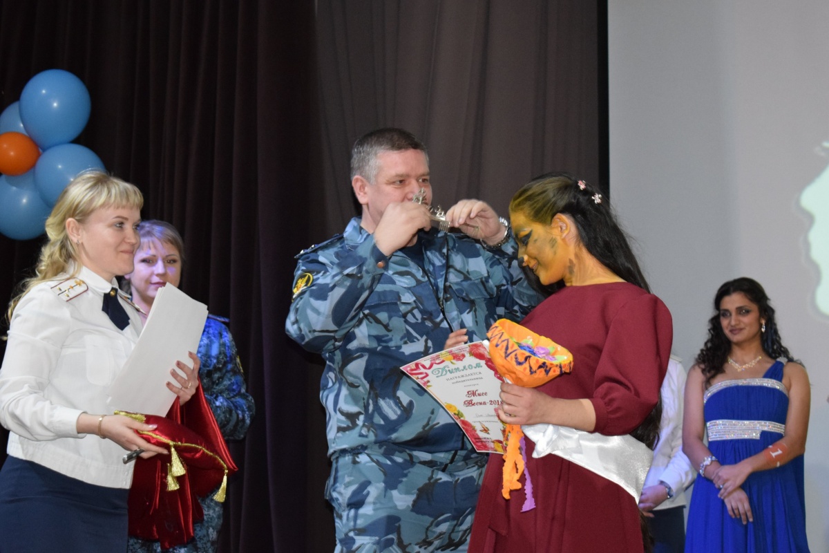 Девушку награждают диадемой за победу