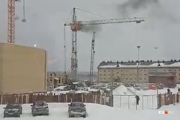 Во время пожара крановщика в кабине не было, говорят представители застройщика Во время пожара крановщика в кабине не было, говорят представители застройщика