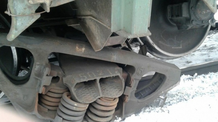ЧП на железной дороге: вагон с углем сошел с рельсов