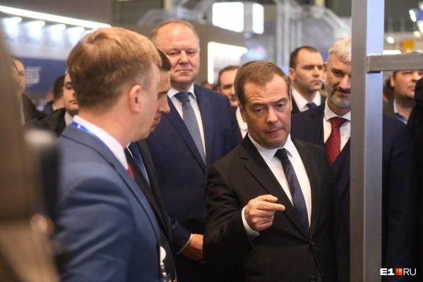 Дмитрий Медведев прилетел сегодня в Екатеринбург на выставку «Дорога» Дмитрий Медведев прилетел сегодня в Екатеринбург на выставку «Дорога»