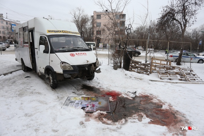 Маршрутку вынесло на остановку, когда она поворачивала с Российской на проспект Победы Маршрутку вынесло на остановку, когда она поворачивала с Российской на проспект Победы