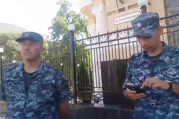 Блогера задержали возле войсковой части на пересечении Пушкинской и Буденновского Блогера задержали возле войсковой части на пересечении Пушкинской и Буденновского