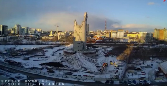 Вот такой осколок остался после взрыва. К нему построили насыпь для заезда техники Вот такой осколок остался после взрыва. К нему построили насыпь для заезда техники