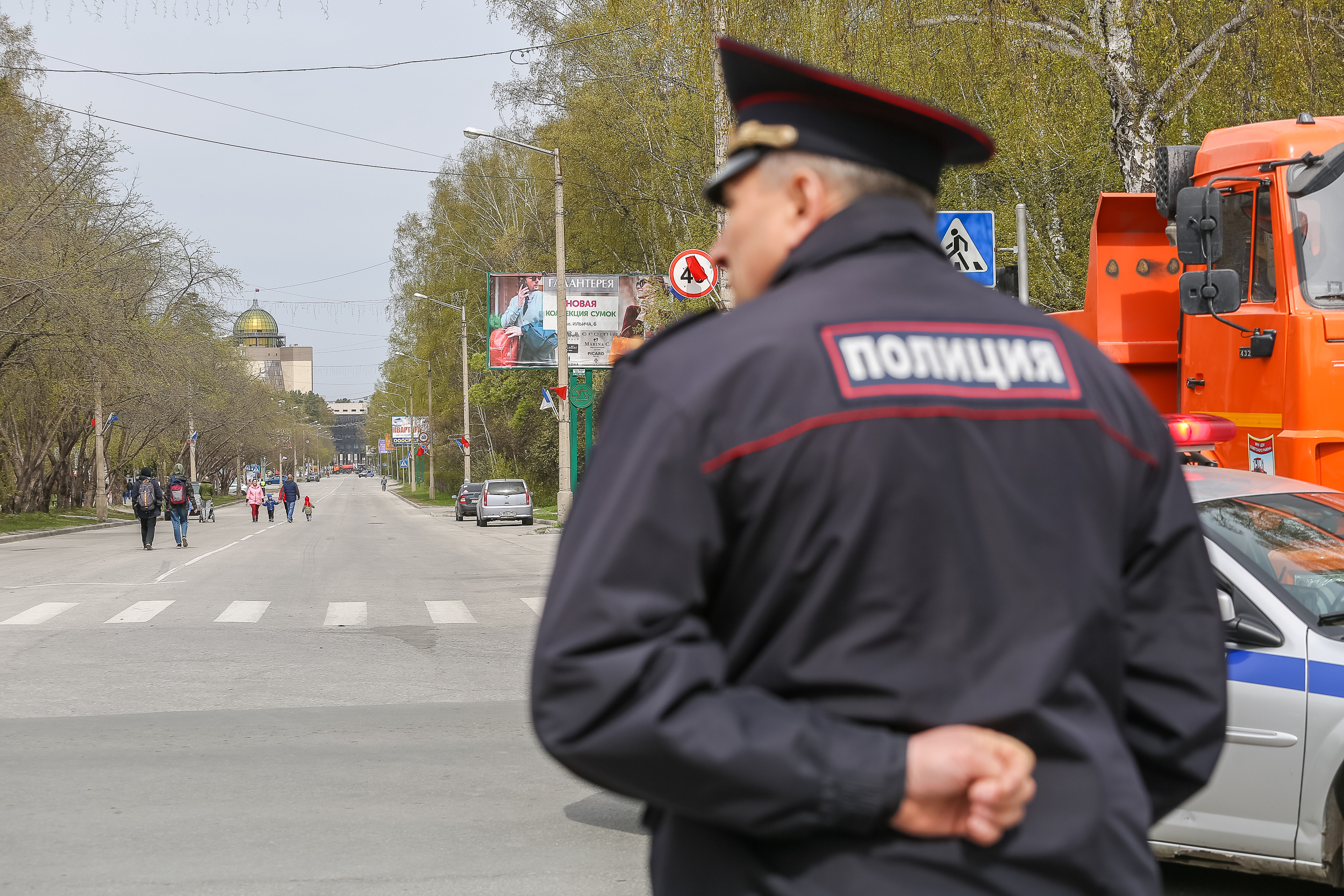 Безопасность шествия контролировала полиция (вдруг всё-таки бы разгорелся конфликт из-за строк Пушкина или Лермонтова?) Безопасность шествия контролировала полиция (вдруг всё-таки бы разгорелся конфликт из-за строк Пушкина или Лермонтова?)