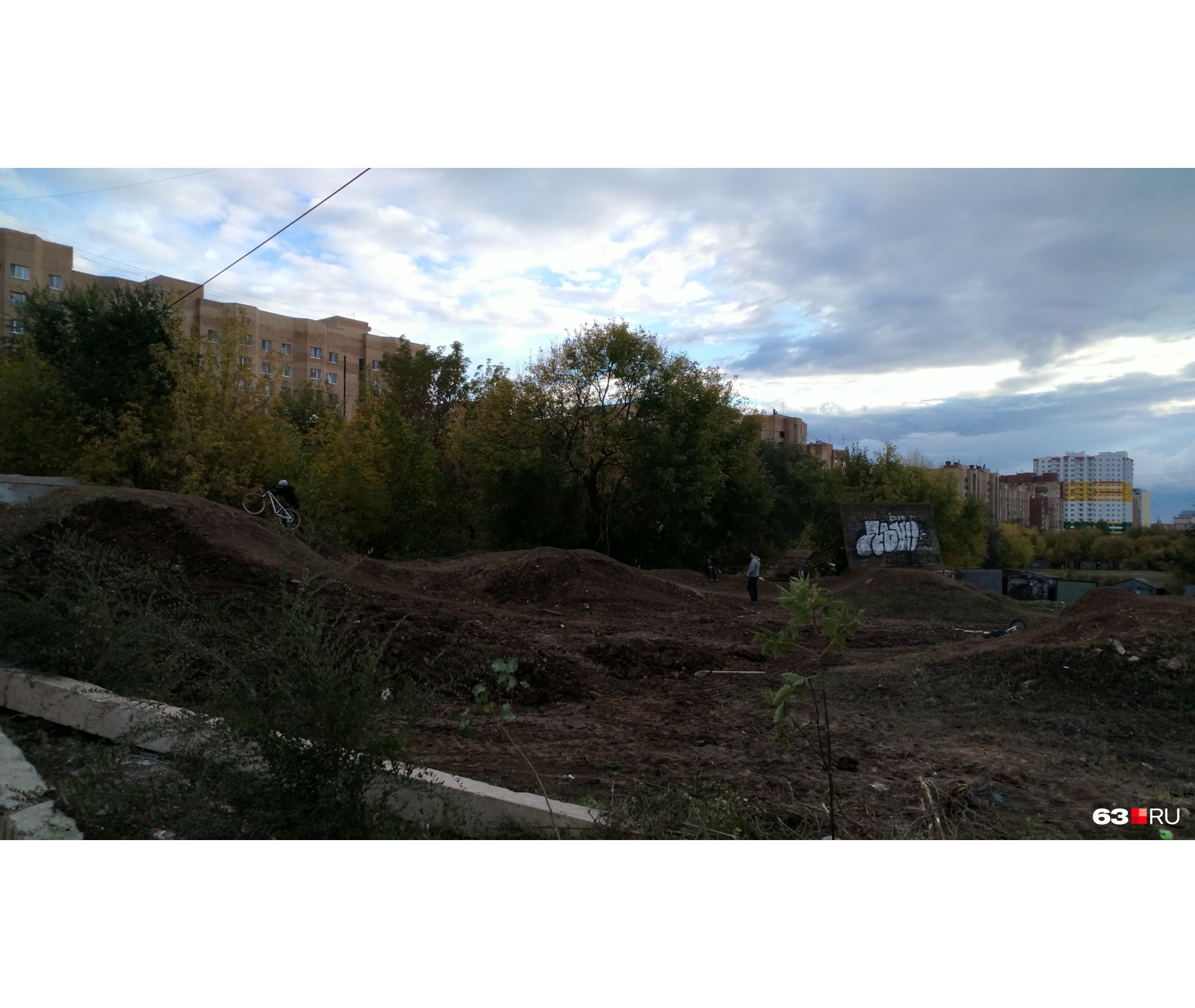 Горы земли оставили коммунальные службы Горы земли оставили коммунальные службы 