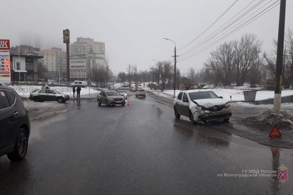 В Центральном районе не смогли разъехаться два Renault Logan В Центральном районе не смогли разъехаться два Renault Logan 
