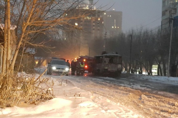 ПАЗ маршрута <nobr class="_">№ 12</nobr> сгорел около остановки «Сержанта Коротаева» ПАЗ маршрута <nobr class="_">№ 12</nobr> сгорел около остановки «Сержанта Коротаева»