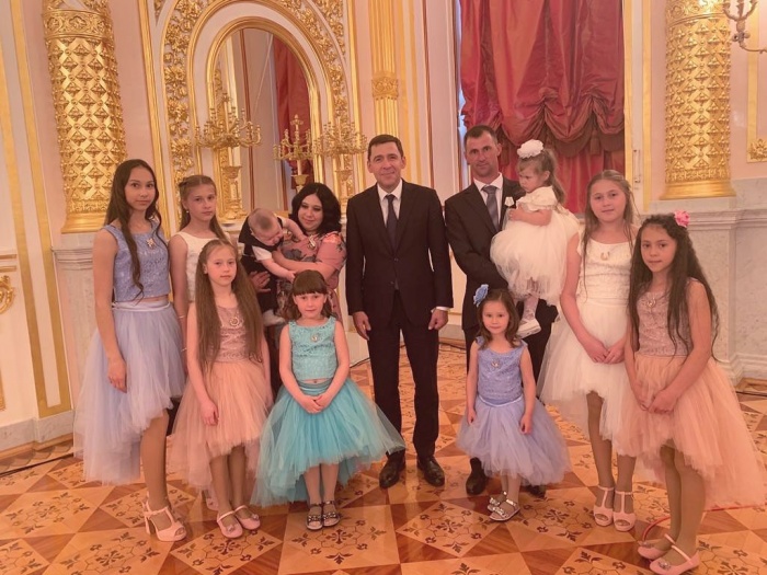 Самому младшему ребёнку в семье всего полгода Самому младшему ребёнку в семье всего полгода