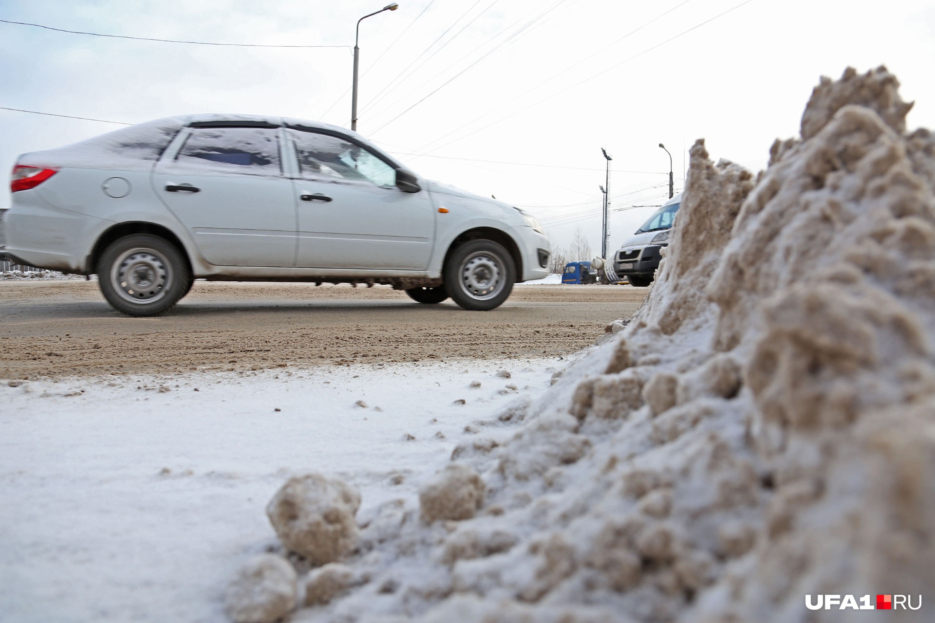 Водитель из Уфы снял на видео, как пожилая женщина пробиралась по заваленному снегом тротуару
