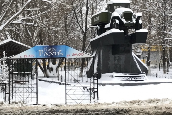 Снести кафе у ЗИЛа, как в народе называют памятник погибшим шоферам, должны были еще весной 2018 года Снести кафе у ЗИЛа, как в народе называют памятник погибшим шоферам, должны были еще весной 2018 года