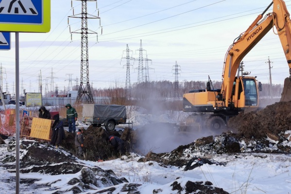 Авария произошла около дома <nobr class="_">№ 13</nobr> на улице Лобырина на трубе диаметром 400 миллиметров из-за коррозии металла Авария произошла около дома <nobr class="_">№ 13</nobr> на улице Лобырина на трубе диаметром 400 миллиметров из-за коррозии металла