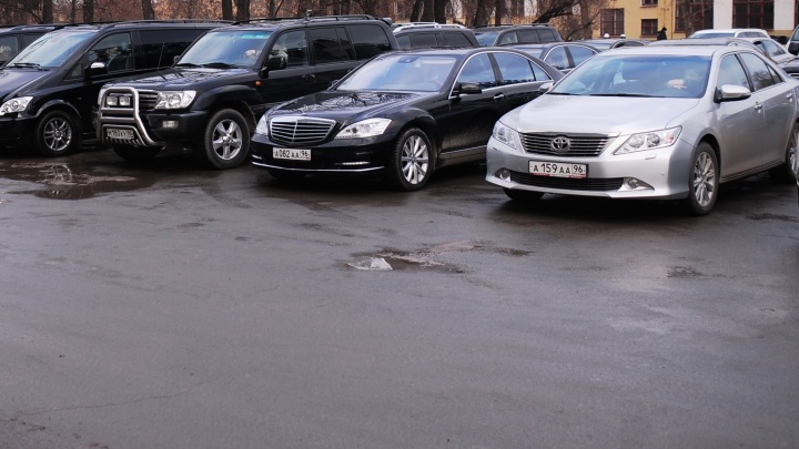 Для чиновников екатеринбургской мэрии купят три новеньких Toyota Camry