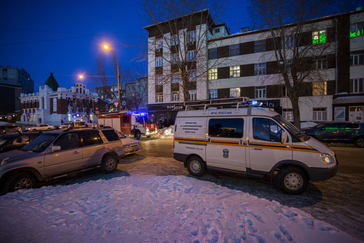 К дому на улице Ленина приехали пожарные и полицейские с собаками |  05.02.2019 | Новосибирск - БезФормата