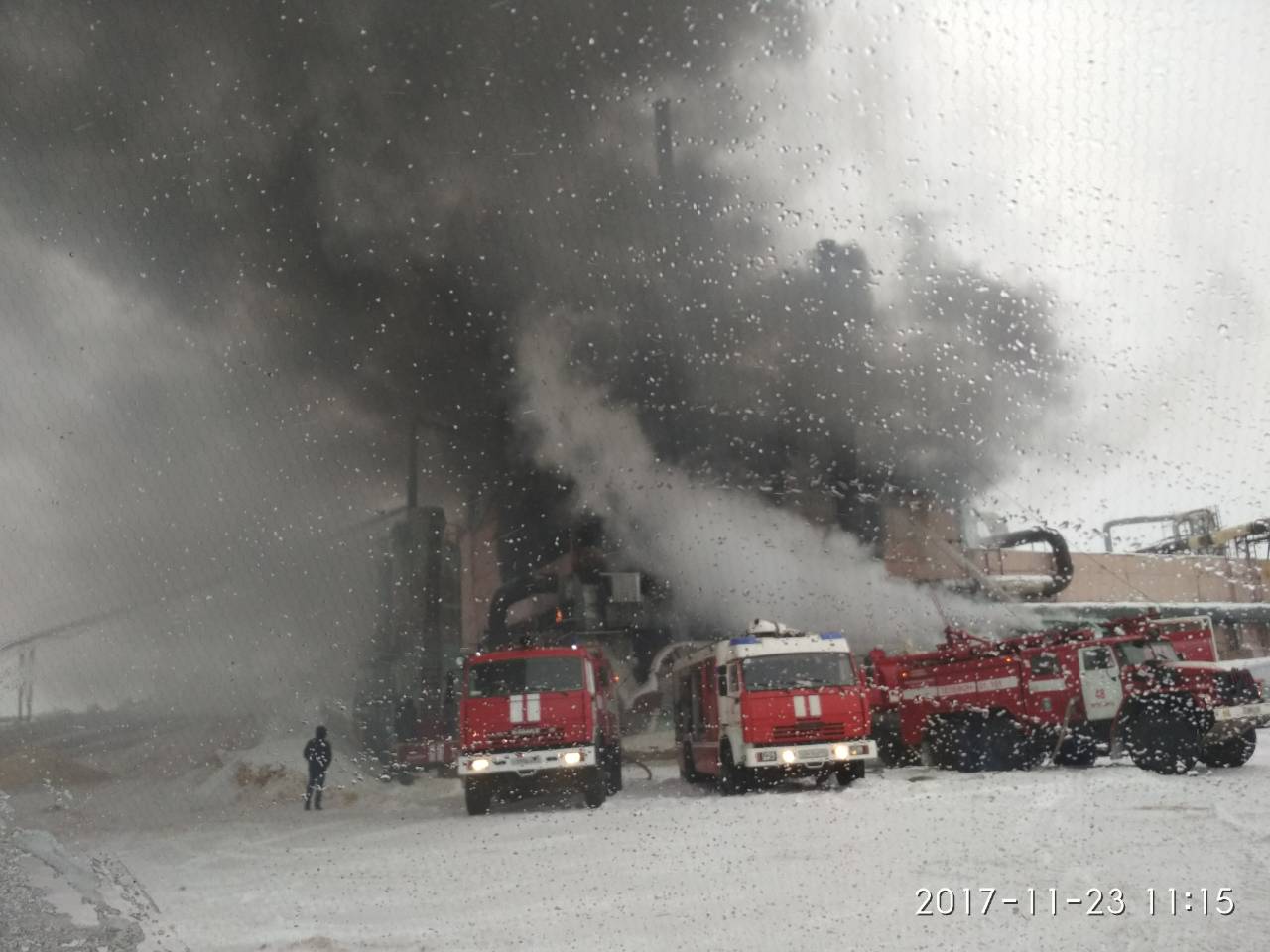 Крупный пожар полыхает в здании лесокомбината в Лесосибирске