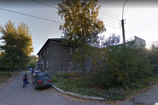 Три дома находятся вблизи комплекса памятников в военном городке Три дома находятся вблизи комплекса памятников в военном городке